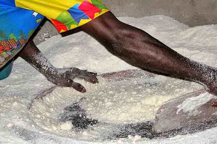 Antes vista como um alimento típico de regiões mais quentes, ela passou a ocupar espaço em centros urbanos de diversos estados do Brasil, impulsionada tanto pela praticidade quanto pelo interesse crescente por alimentos considerados mais naturais e sem glúten. 
