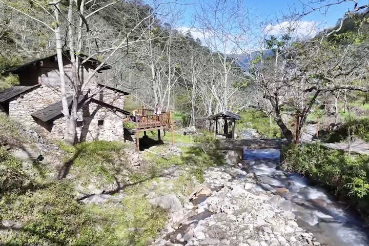 Esse isolamento também contribuiu para a preservação de suas culturas e arquitetura tradicionais.