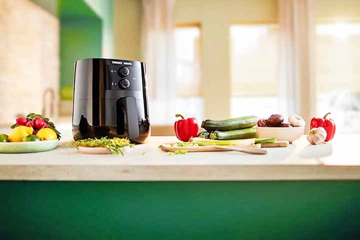 Nunca manuseie a fritadeira com as mãos molhadas e evite usar extensões de tomada sobrecarregadas. Também é importante manter o aparelho longe de fontes de água, como pias ou fogões, para evitar acidentes elétricos.