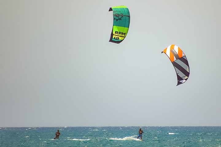 O nome deriva das palavras em inglês kite (pipa) e surf (deslizar sobre a água).