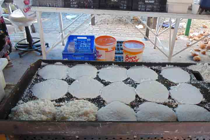 Equipados com chapas quentes e recipientes repletos de recheios, esses carrinhos se tornaram parte da paisagem urbana e oferecem ao público versões que vão do tradicional ao sofisticado. 
