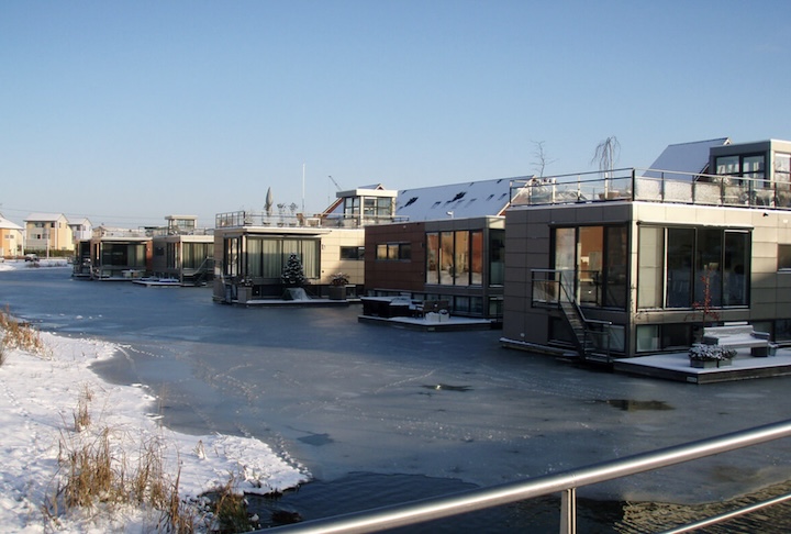 Seu escritório projeta casas, escolas, escritórios e centros de saúde flutuantes. 