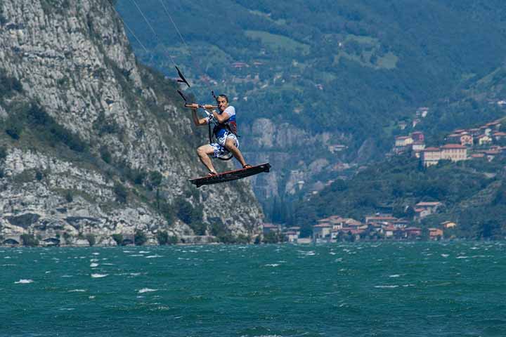 Por ser um esporte que depende do vento, o kitesurf exige atenção especial às condições climáticas e à segurança.