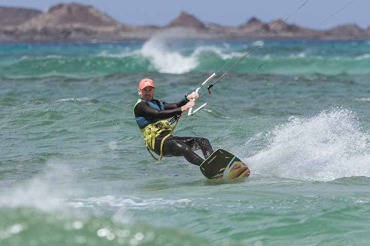 Foil: Utiliza uma prancha com um mastro (o foil) que faz a prancha voar sobre a água, reduzindo o atrito e permitindo velejar com ventos mais fracos.