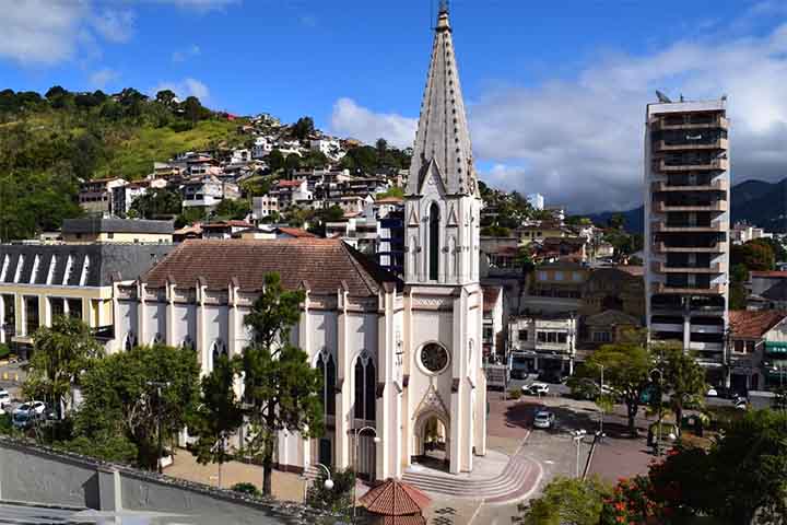 Dedicada à padroeira da cidade, a igreja Matriz de Santa Teresa possui um estilo neogótico e fica localizada na Praça Baltazar da Silveira. 