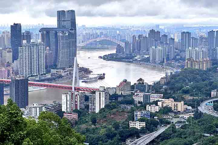 Além disso, Chongqing é considerada uma das cidades quentes da China, famosa por seu clima e seu prato típico, o hot pot.