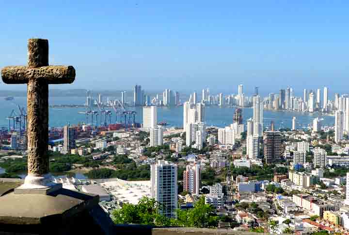 Cartagena é uma cidade portuária na costa caribenha da Colômbia. Ela fica à beira-mar, possui clima tropical e tem praias muito procuradas. Também tem a  ilha de Barú, com praias de areias brancas e palmeiras, e as ilhas do Rosário, conhecidas por seus recifes de corais, podem ser acessadas de barco.