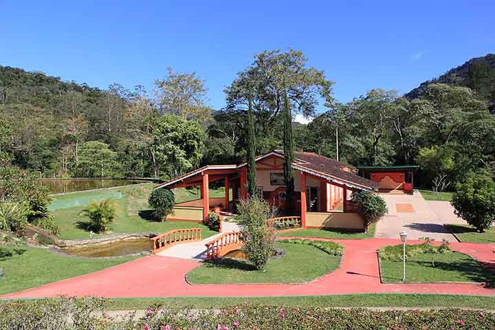O templo do movimento Hare Krishna em Teresópolis, conhecido como Ashram Vrajabhumi, é um espaço dedicado à espiritualidade e bem-estar, oferecendo retiros espirituais, yoga, meditação e atividades relacionadas à consciência de Krishna.