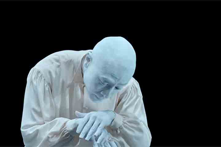 Hoje, existem companhias, escolas e artistas dedicados à prática em diversos países, preservando os princípios originais, mas também propondo interpretações renovadas e adaptadas a contextos culturais distintos.
