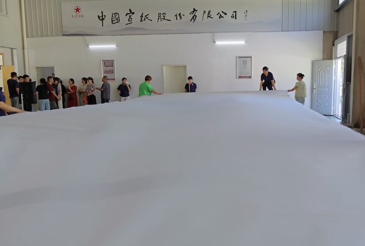 Um desses feitos é o maior papel do mundo, conhecido como Papel Xuan, uma obra-prima de manufatura artesanal com uma tradição milenar. 