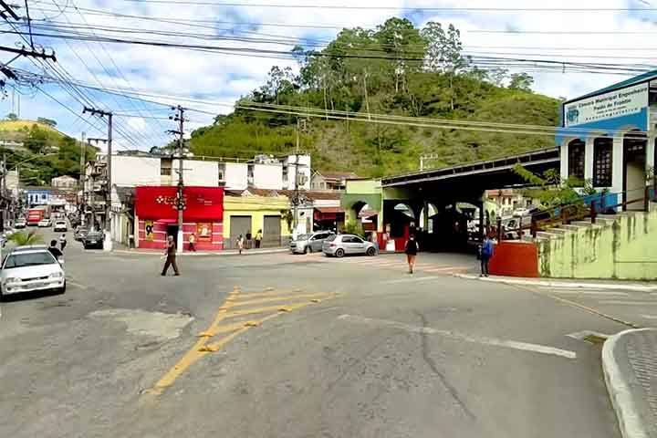 Entre as paisagens do local, incluem cachoeiras, picos e trilhas que permitem avistar animais silvestres em seu habitat natural. 