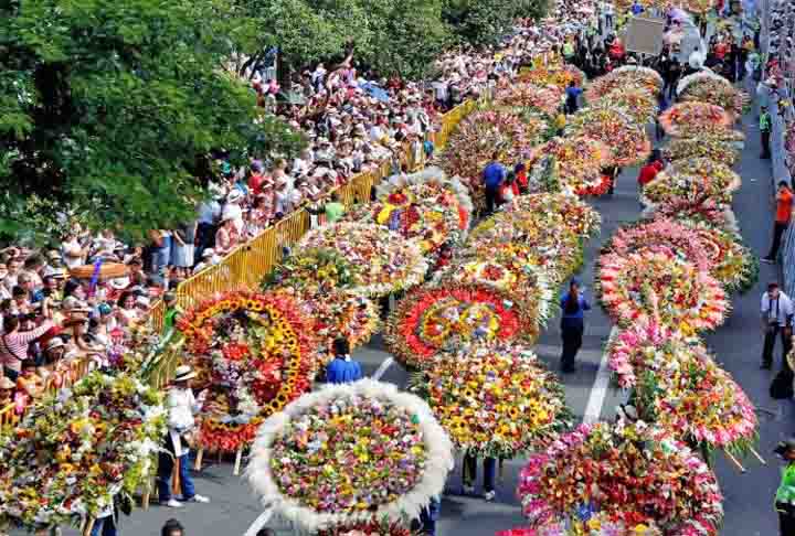 Medellín é considerada a Cidade da Eterna Primavera, sendo um lugar privilegiado para o cultivo de flores. Todos os anos no começo do mês de agosto o local se enche de cores para a Feira das Flores, que foi criada em 1957 e tem o desfile de silleteros, com agricultores produzindo arranjos florais. 