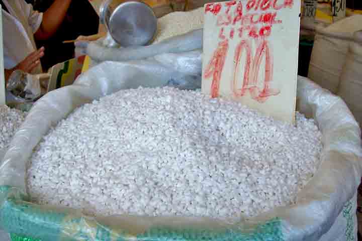 O que antes era restrito a mercados e feiras regionais hoje se encontra nas prateleiras de supermercados, padarias e cafés contemporâneos que exploram gastronomias diversas.
