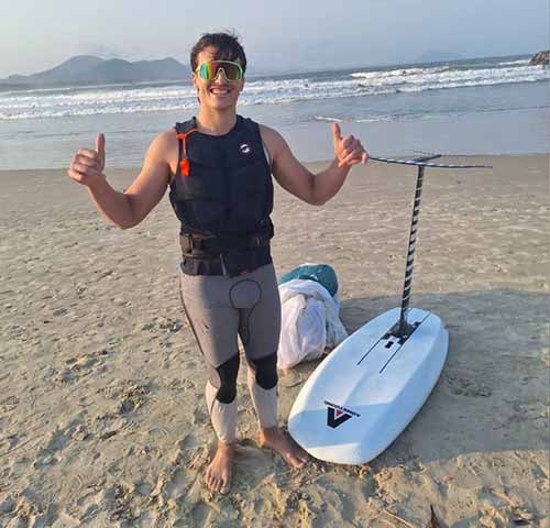 Um norte-americano que praticava kitesurf na Barra da Lagoa, em Florianópolis, no dia 4 de outubro, passou por um susto e precisou ser resgatado pelo Corpo de Bombeiros.