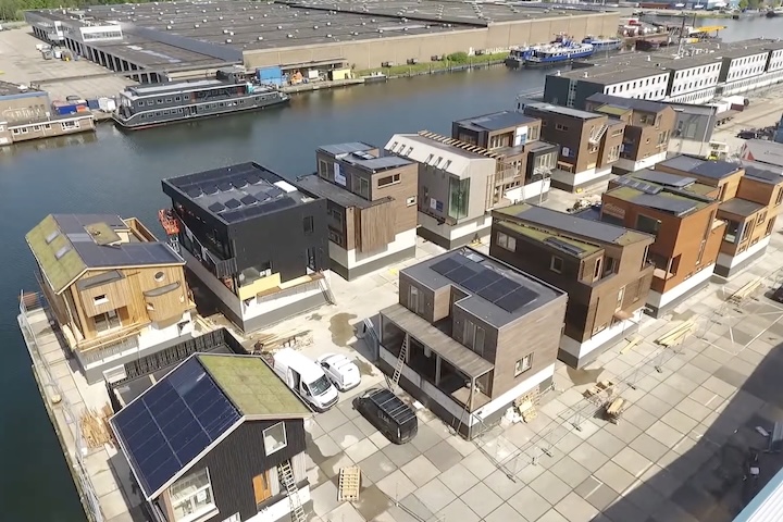 O exemplo central é Schoonschip, comunidade flutuante em Amsterdã que sofreu com uma forte tempestade em 2022. 