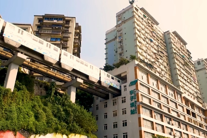 As imagens da cidade chamam atenção nas redes sociais, com cenas de trens passando por dentro de prédios.