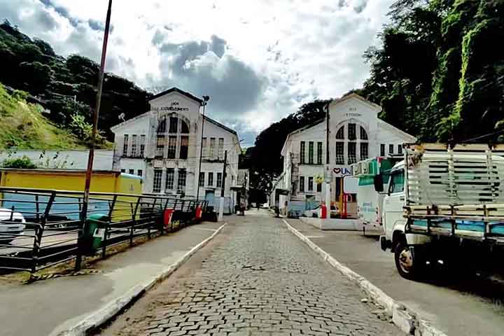 Destaca-se pelo cotidiano marcado pelo clima ameno, pelas matas preservadas da Serra do Mar e pela sensação de refúgio contra a pressa urbana.