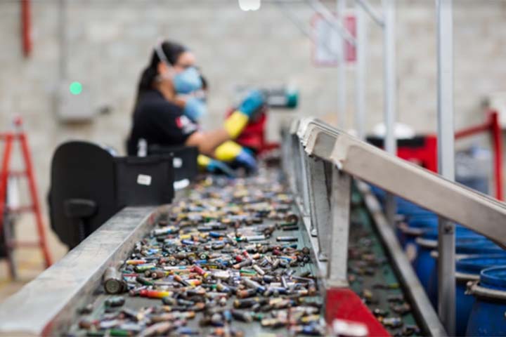 Muitas pessoas acumulam pilhas sem uso em suas respectivas residências, algo que pode representar um risco ambiental. Por outro lado, esses pequenos cilindros podem se converter em um “tesouro” para a decoração doméstica.