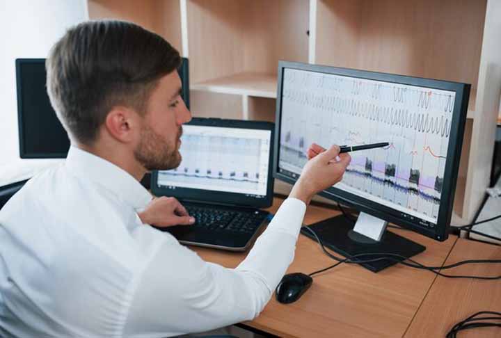 As diferenças salariais no mercado de trabalho brasileiro são influenciadas por diversos fatores, como nível de escolaridade, demanda por determinadas habilidades, escassez de profissionais qualificados e valorização social de certas carreiras