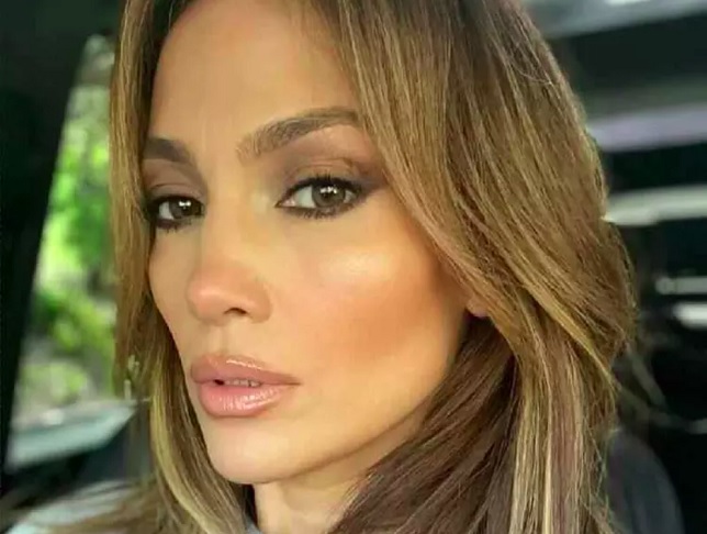 Jennifer Lopez - Cantora e atriz de enorme sucesso, com trabalhos marcantes em filmes como “Selena” e “As Golpistas”, ganhou fama de exigente e temperamental nos bastidores. A estrela é conhecida por manter longas listas de exigências em contratos e apresentações, além de colecionar relatos de atritos com colegas e diretores.
