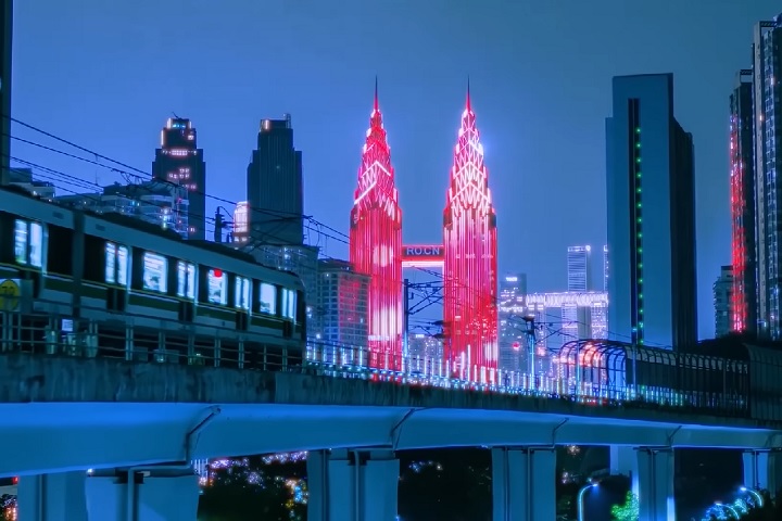 Essa estética “cyberpunk”, marcada por luzes de neon, shows de drones e fogos de artifício, tem impulsionado o turismo local.