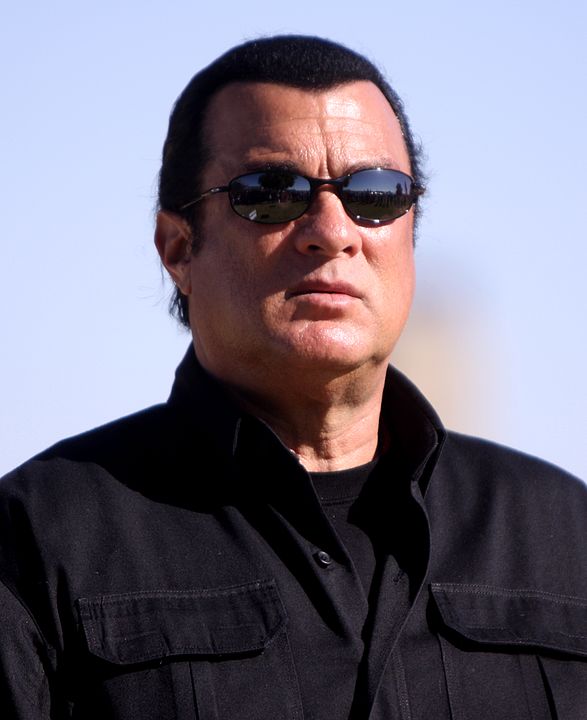 Steven Seagal - Astro dos filmes de ação dos anos 1990, conquistou fama internacional com seu estilo único de artes marciais. Porém, sua carreira também foi cercada de polêmicas e relatos de comportamento problemático. Nos bastidores, diretores e colegas já mencionaram sua postura autoritária e episódios de grosseria. 
