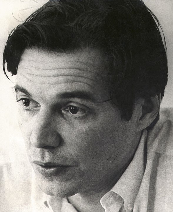 Jobim internacionalizou a Bossa Nova e, com a ajuda de importantes artistas estadunidenses, a ligou ao jazz nos anos 1960 para criar uma nova sonoridade, de sucesso popular. 25 de janeiro é também o Dia Nacional desse gênero musical.