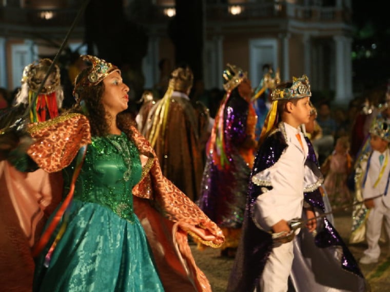 Reisado Brincantes Cordão do Caroá celebra Dia de Reis com apresentação nos Jardins da Reitoria da UFC nesta terça-feira, 6 de janeiro