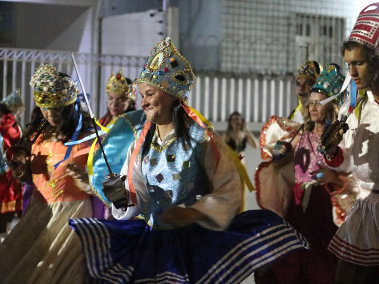 Reisado Brincantes Cord&atilde;o do Caro&aacute;, de Fortaleza, celebra Dia de Reis 