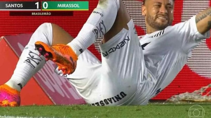 Após lesão no jogo contra o Mirassol, Neymar chegou a falar com o pai que não queria mais jogar futebol 