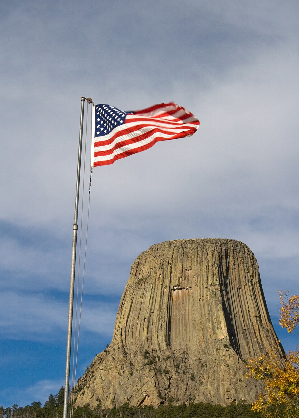 Foi o primeiro monumento nacional dos EUA, designado por Theodore Roosevelt em 1906. A área ao redor é protegida e administrada pelo National Park Service, recebendo milhares de visitantes por ano.