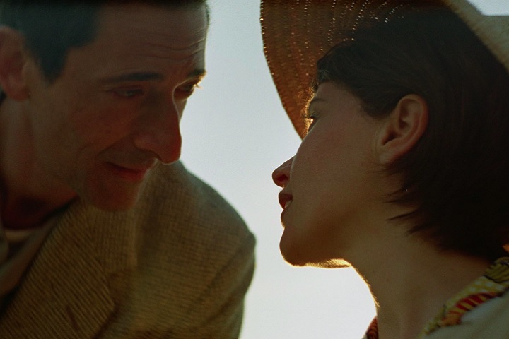 Em 2024, o filme O Brutalista gerou polêmica ao utilizar IA para criar as falas em húngaro dos atores Adrien Brody e Felicity Jones.