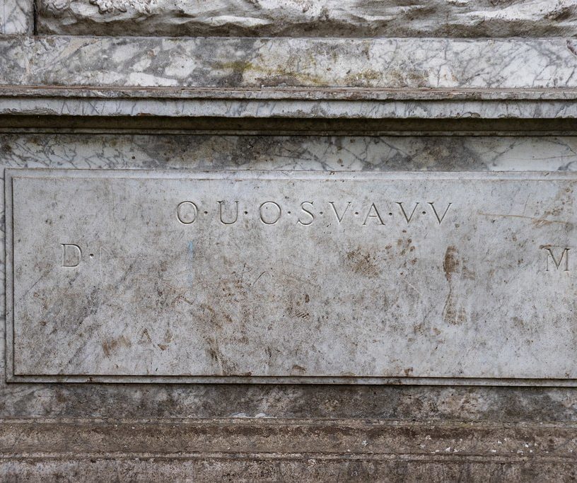 A inscrição é composta por dez letras: DOUOSVAVVM. Criptógrafos e historiadores vêm tentando decifrar o código por mais de 200 anos, mas nunca conseguiram. Tem quem acredite que a inscrição esteja relacionada à Ordem dos Cavaleiros Templários, a tesouros piratas ou ao Santo Graal.