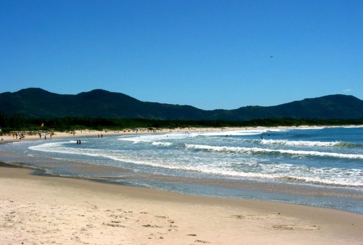 De acordo com a corporação, o homem foi retirado do mar em segurança e sem ferimentos, com o apoio de uma motoaquática.