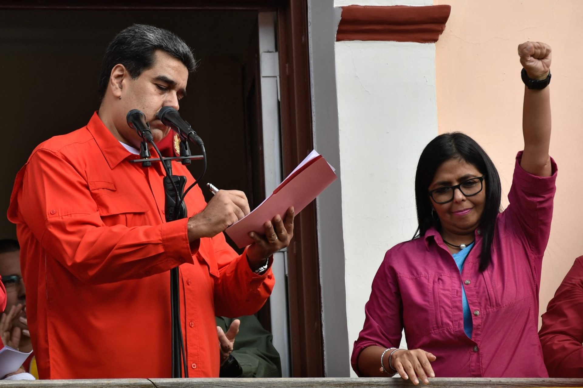 Nicolás Maduro com a agora presidente em exercício da Venezuela, Delcy Rodriguez, em foto de 23 de janeiro de 2019 (Foto: LUIS ROBAYO / AFP)