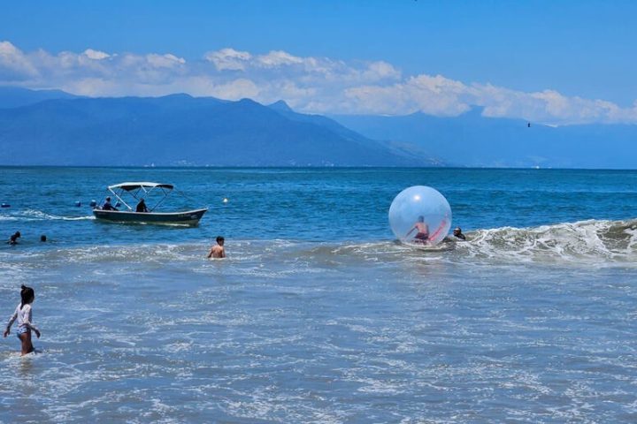 Após esse incidente, a empresa responsável pelo aluguel das bolhas foi intimada pela Secretaria de Urbanismo e precisou encerrar o serviço.