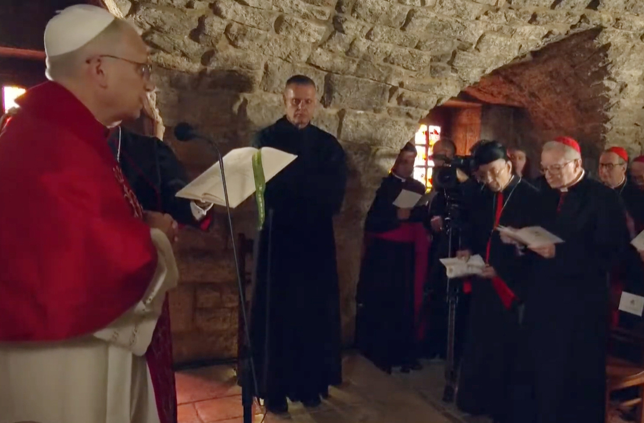 Leão 14 confiou ao santo “as esperanças e dores” do Líbano, país marcado por corrupção, terrorismo e crise econômica. E pediu conversão dos corações e renovação espiritual. A fala emocionou fiéis e líderes religiosos.