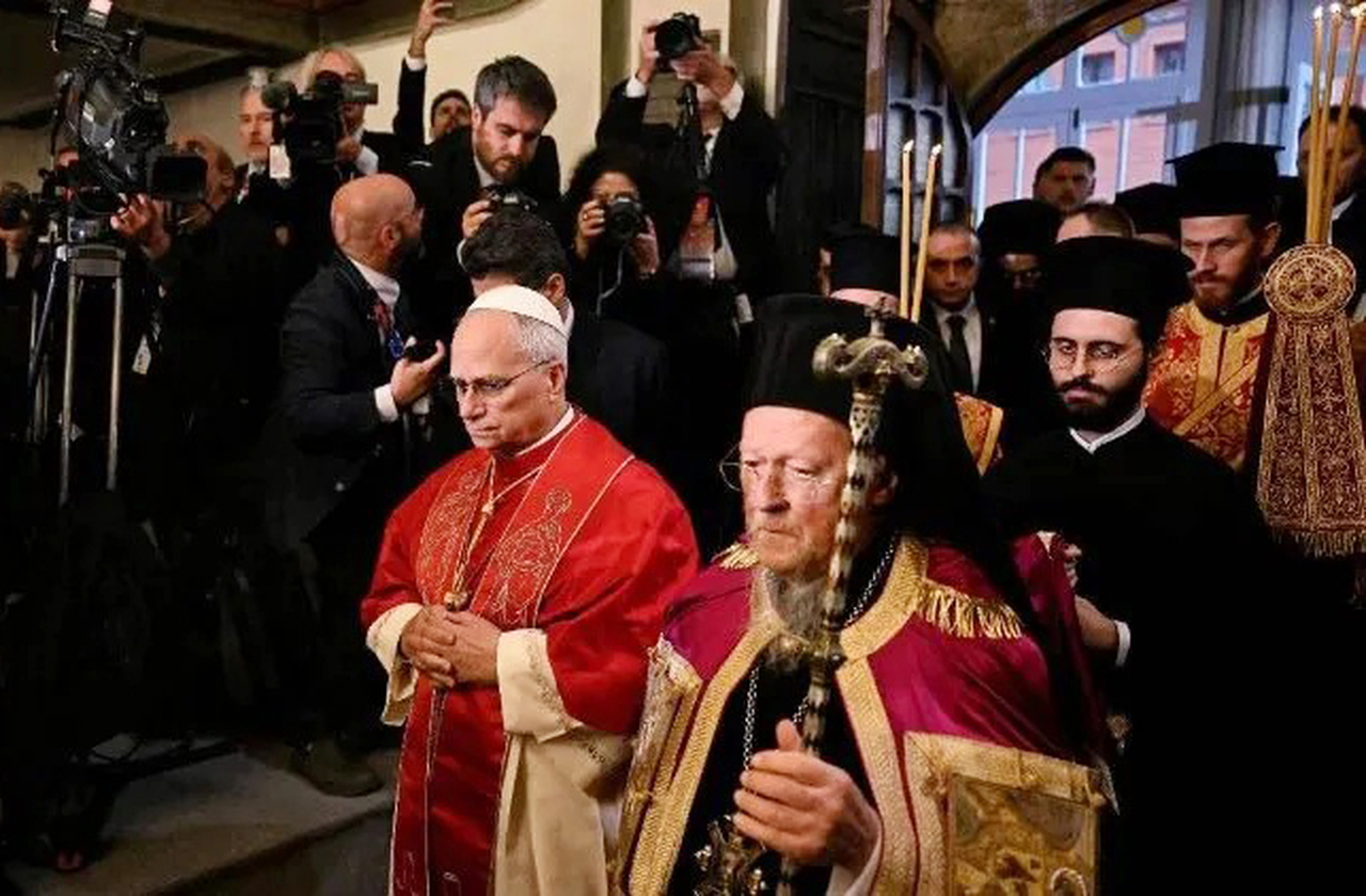 A viagem incluiu momentos de diálogo com líderes cristãos de diferentes tradições. Em Niceia, o Papa e o Patriarca Bartolomeu caminharam juntos em gesto histórico. A visita a Charbel, portanto, reforçou esse espírito de unidade.