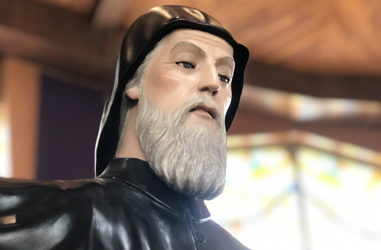 São Charbel Makhluf (1828-1898) foi um monge maronita e eremita conhecido por sua vida de silêncio, pobreza e oração. Após sua morte, tornou-se símbolo de santidade ascética no Líbano. Ele é venerado por cristãos, muçulmanos e até mesmo por pessoas sem religião.