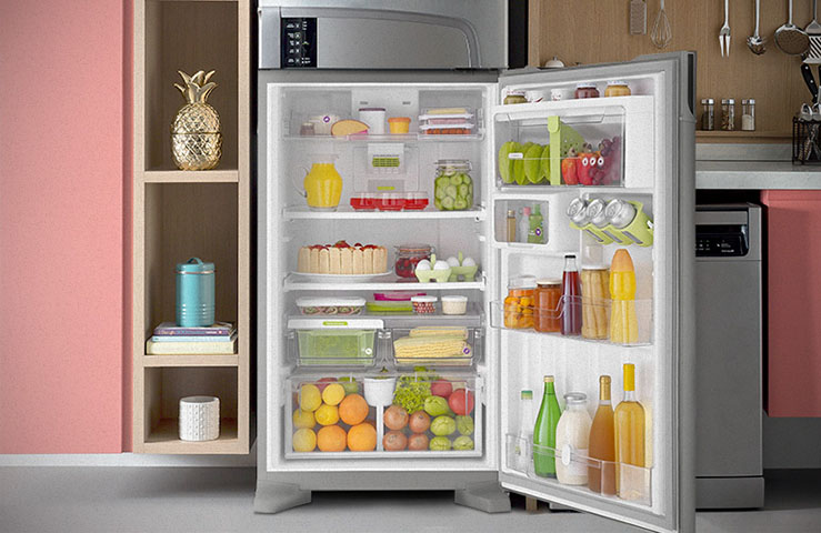 ERRO 4 - Arrumar os alimentos na geladeira de forma aleatória. Muita gente vai colocando os produtos dentro do refrigerador sem seguir alguns critérios que foram criados, na fabricação, justamente para prolongar a durabilidade dos alimentos. Dessa forma, as prateleiras e a porta são projetadas para certos produtos e acabam recebendo outros. 