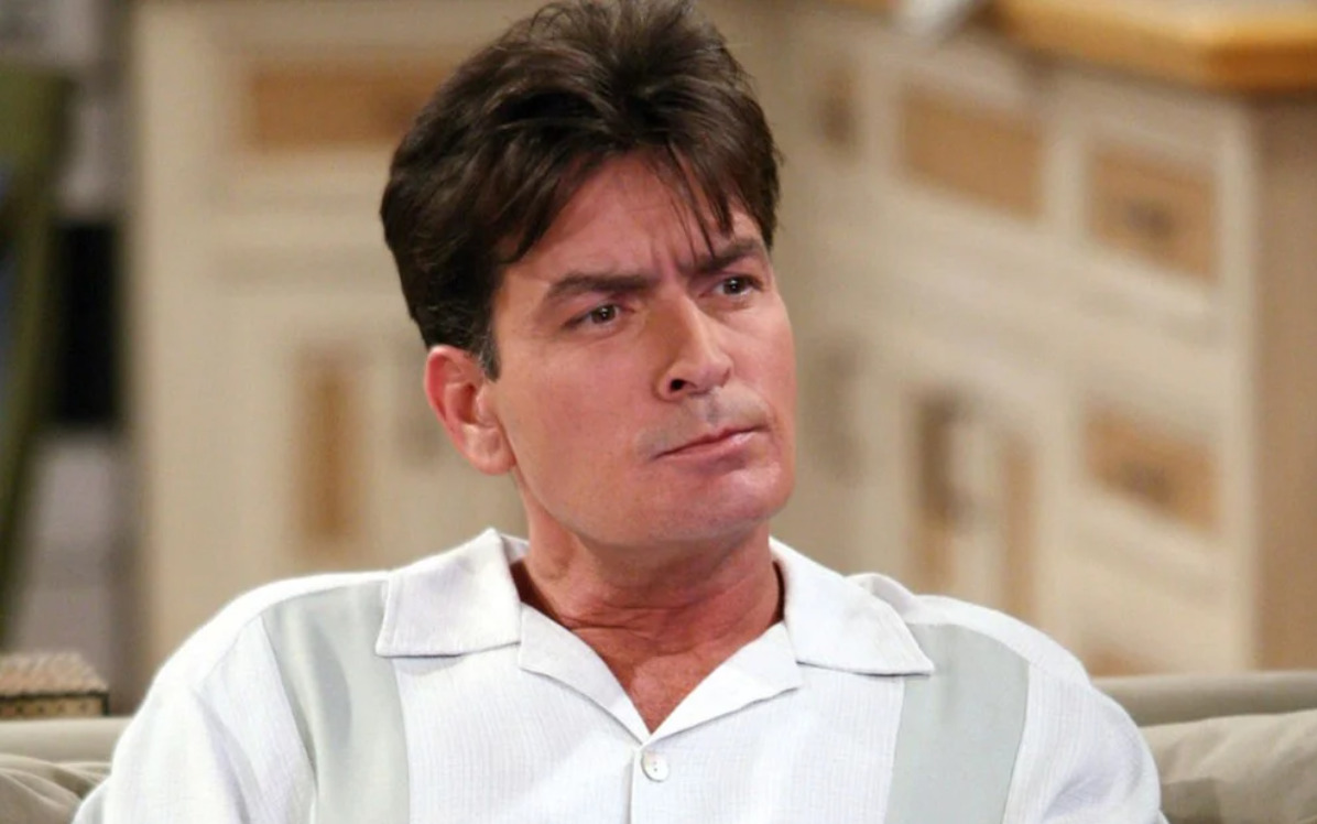 Charlie Sheen - Estrela de sucessos como “Platoon” e da série “Two and a Half Men”, foi um dos atores mais bem pagos da televisão americana. No entanto, sua carreira ficou marcada também pela fama de “bad boy”. Durante as gravações de “Two and a Half Men”, seus desentendimentos com o criador Chuck Lorre chegaram ao ponto de levar à sua demissão da série em 2011. 
