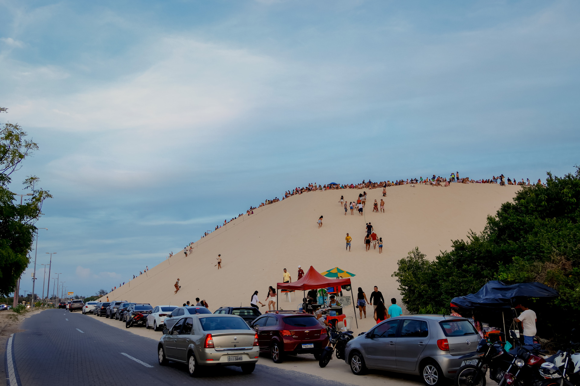 Com vento e fluxo de pedestres, areia desce da duna e ocupa CE-010