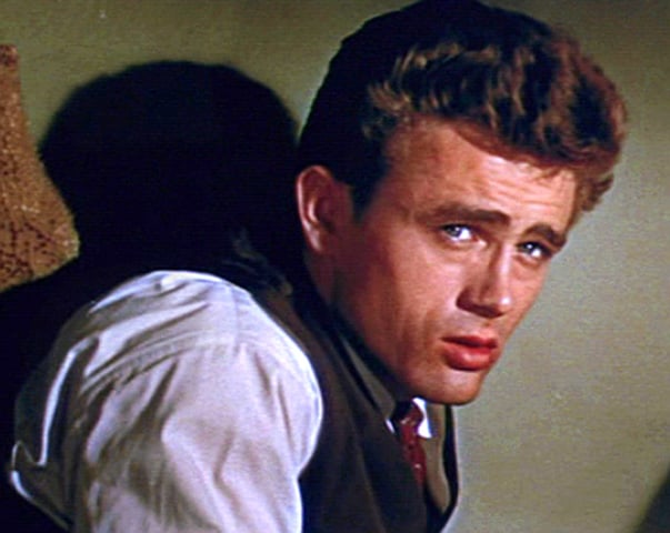 Uma carta de amor escrita por James Dean em 1954 foi arrematada por US$ 32,5 mil - cerca de R$ 170 mil na cotação atual - em um leilão da RR Auction. O manuscrito de duas páginas, endereçado à atriz Barbara Glenn, mistura declarações românticas e confidências sobre o início da carreira em Hollywood, além de citar seu cavalo Palomino, Cisco.