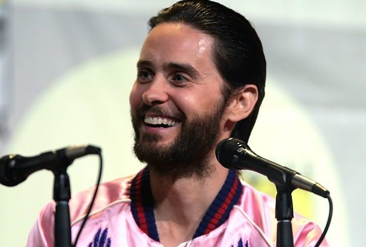 Jared Leto - Vencedor do Oscar de Melhor Ator Coadjuvante por “Clube de Compras Dallas” e vocalista da banda Thirty Seconds to Mars, o ator já foi alvo de polêmicas. Durante as filmagens de “Esquadrão Suicida”, em que interpretou o Coringa, Leto teria enviado presentes inusitados e desconfortáveis aos colegas de elenco, como ratos vivos e objetos excêntricos, em nome da “imersão” no personagem. 
