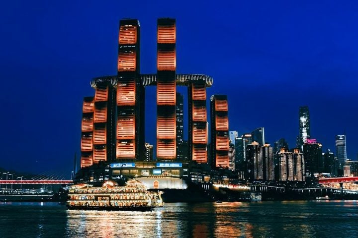 Outras atrações como o Eling Park, o Templo de Luohan e as Três Gargantas do Yangtzé, localizadas nas proximidades, fazem de Chongqing um destino imperdível!
