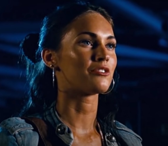 Megan Fox - Alçada ao estrelato com “Transformers”, tem carreira marcada também por polêmicas nos bastidores. A atriz protagonizou desentendimentos públicos com o diretor Michael Bay, a quem chegou a comparar a Hitler e Napoleão Bonaparte em entrevistas, o que levou à sua saída da franquia. 

