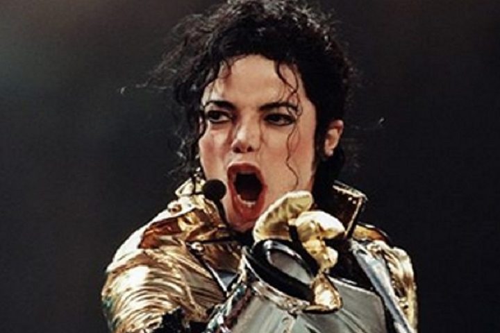 Luvas de Michael Jackson – As icônicas luvas do Rei do Pop foram leiloadas em mais de uma oportunidade. Em 2009, um par que ele usou para estrear Moonwalk foi vendido por US$ 350 mil - em torno de R$ 1,8 milhão.