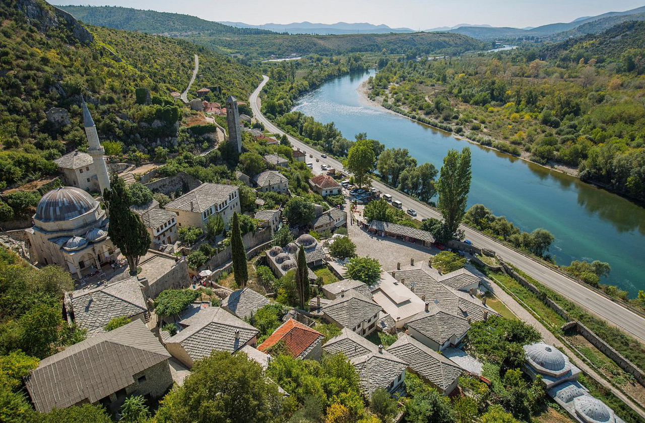 Durante o domínio otomano, Mostar tornou-se um importante centro administrativo e comercial. A ponte, aliás, simbolizava a prosperidade e a integração entre as margens da cidade. Esse período deixou marcas profundas na arquitetura e na cultura local.
