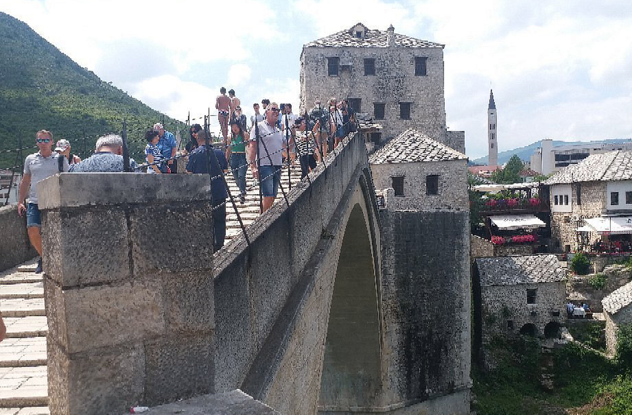 Hoje, Mostar é a cidade mais visitada da Bósnia e Herzegovina e recebe milhares de turistas anualmente. A ponte reconstruída tornou-se símbolo de paz e reconciliação internacional. Desse modo, a cidade vive um renascimento cultural com festivais, arte urbana e cafés modernos.