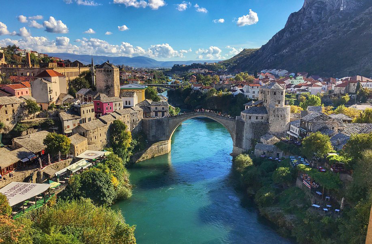 Mostar significa “guardiões da ponte”, referência aos vigias que protegiam a Stari Most. A ponte já inspirou filmes, livros e exposições sobre patrimônio e memória. Seu arco perfeito é considerado uma obra-prima da engenharia otomana.